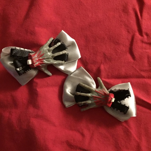 Hot Topic Accessories - NWOT Cute Zombie Hand Hair Bows